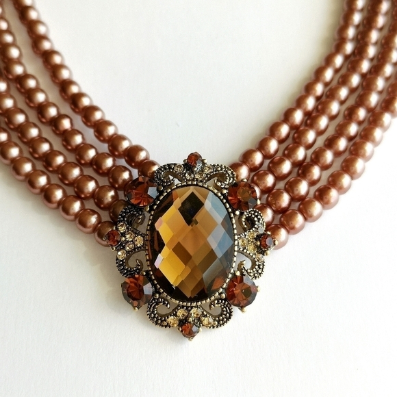 Pearl and Crystal choker necklace with medallion cocoa brown 🆕 - Picture 4 of 11